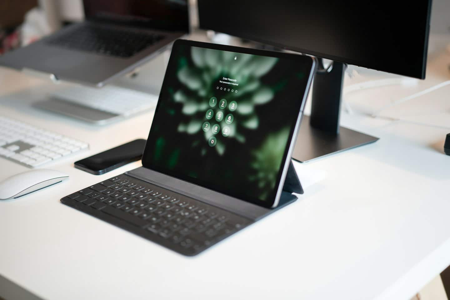 Ofis masasında şifre ekranı açık tablet ve klavye kılıfı.
